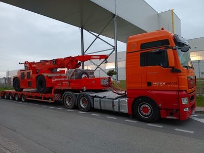 Schwerlast-LKW mit einem Tieflader-Anhänger für bis zu 65 Tonnen